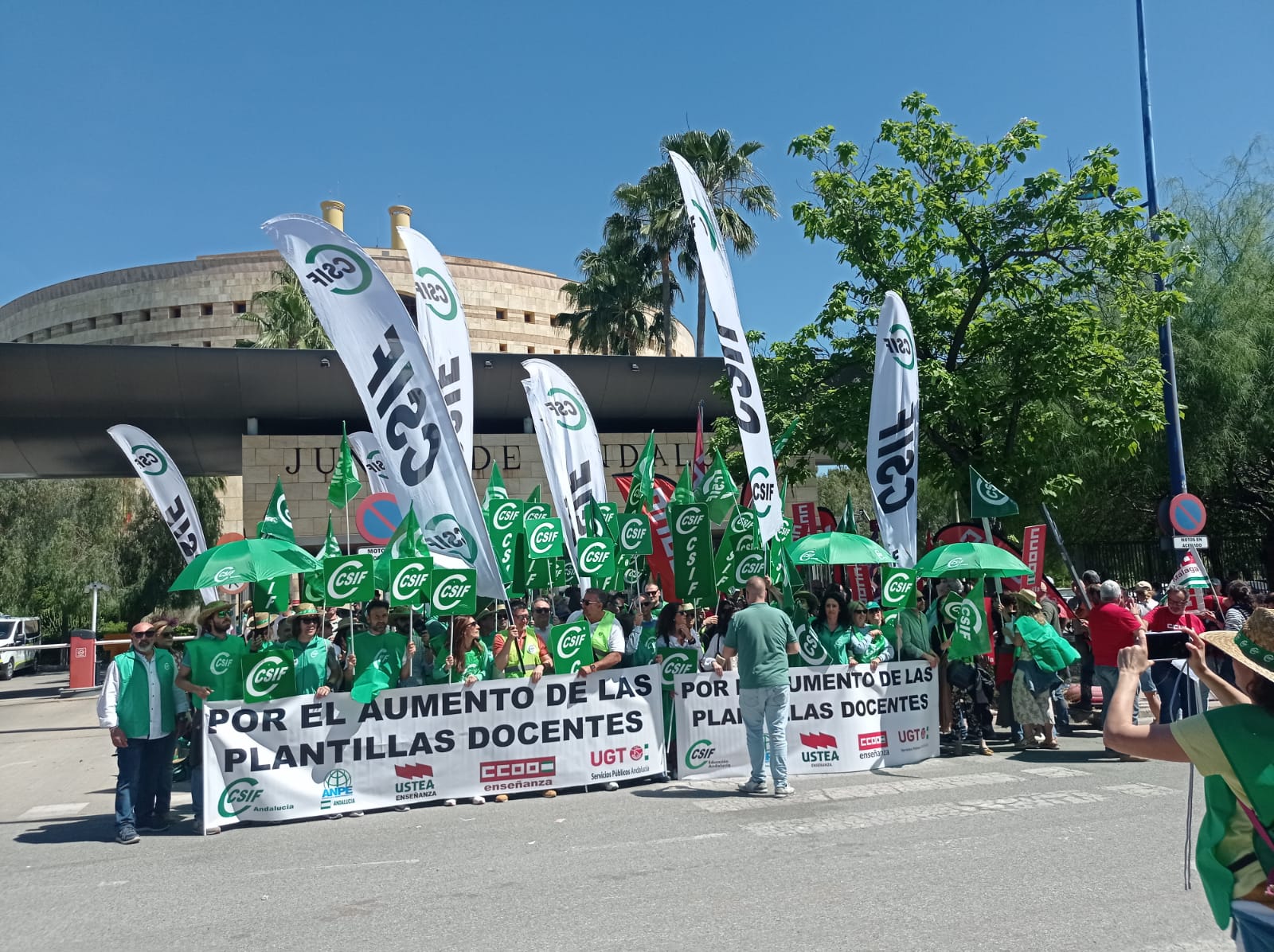 Imagen de la protesta en servicios centrales de la  Consejería de Desarrollo Educativo y Formación Porfesional